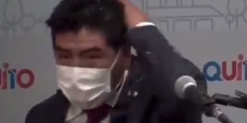 Jorge Yunda. Arrojaron agua en la cara del alcalde de Quito. (Captura de video)