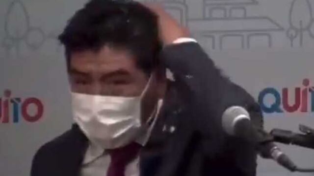 Jorge Yunda. Arrojaron agua en la cara del alcalde de Quito. (Captura de video)