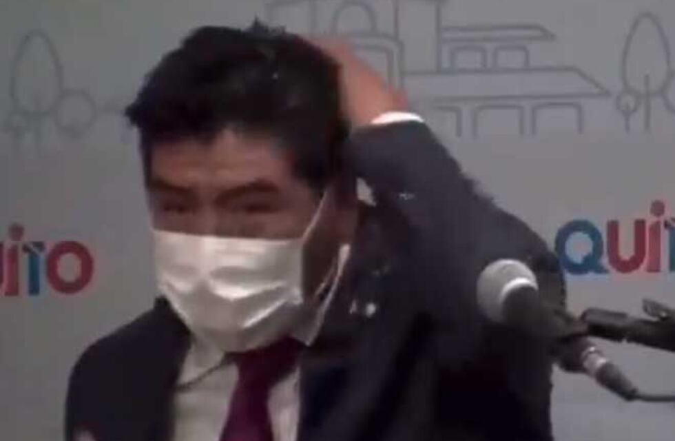 Ecuador: un concejal le arrojó un vaso de agua al alcalde de Quito durante un discurso