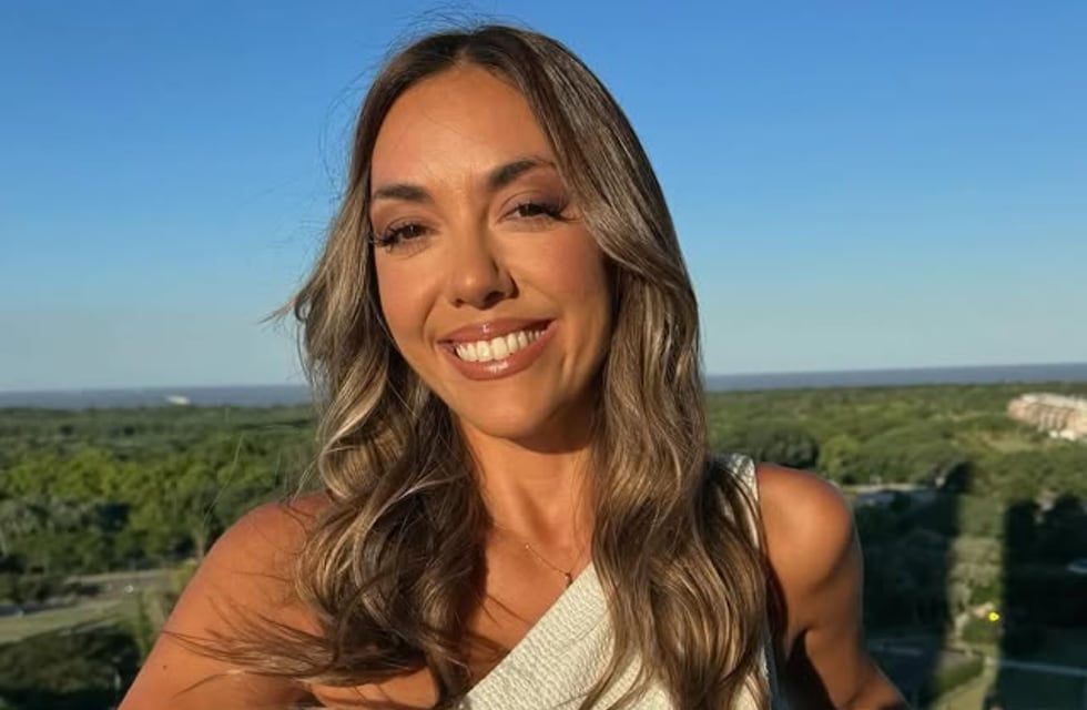 Floppy Tesouro presumió su espectacular figura con una malla enteriza en color rosa con mega escote