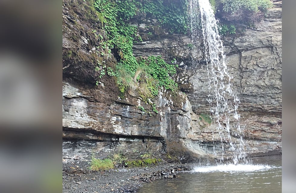 Imperdible: la espectacular cascada congelada en Santa Cruz que deslumbra a los turistas cada invierno