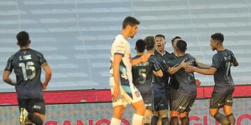 La boca llena de gol del Perro Carlos Auzqui. Con un golazo Talleres pasó al frente (Foto: Javier Ferreyra).