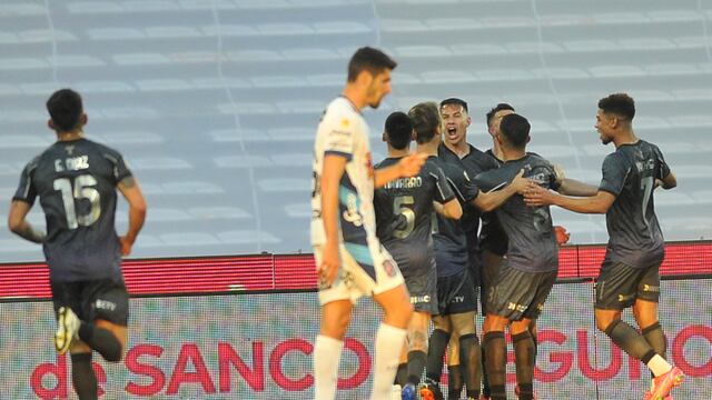 La boca llena de gol del Perro Carlos Auzqui. Con un golazo Talleres pasó al frente (Foto: Javier Ferreyra).