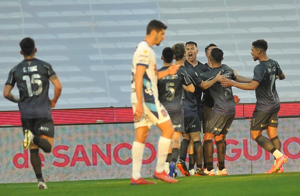 El golazo de Carlos Auzqui para que Talleres le gane a Arsenal