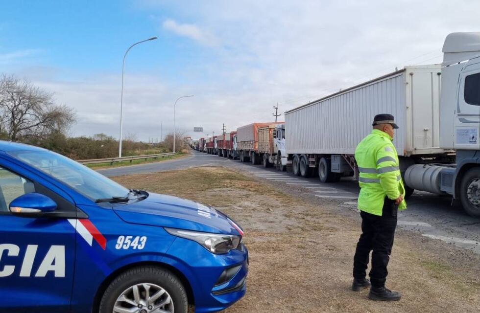 Cortan el tránsito en Autopista Rosario-Santa Fe y levantan barreras de peaje
