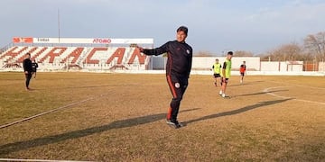 Alejandro Abaurre, técnico de Huracán Las Heras, torneo Federal A.