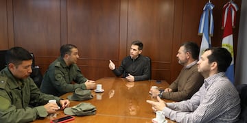 El intendente Leonardo Viotti junto a las autoridades de Gendarmería en Rafaela