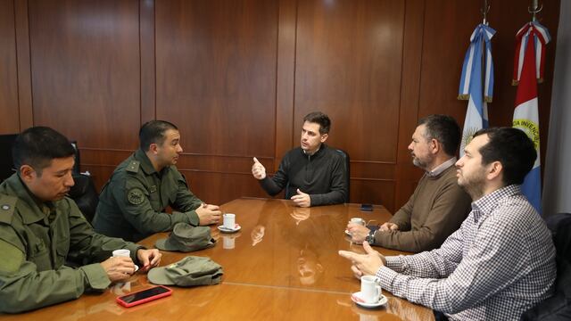 El intendente Leonardo Viotti junto a las autoridades de Gendarmería en Rafaela