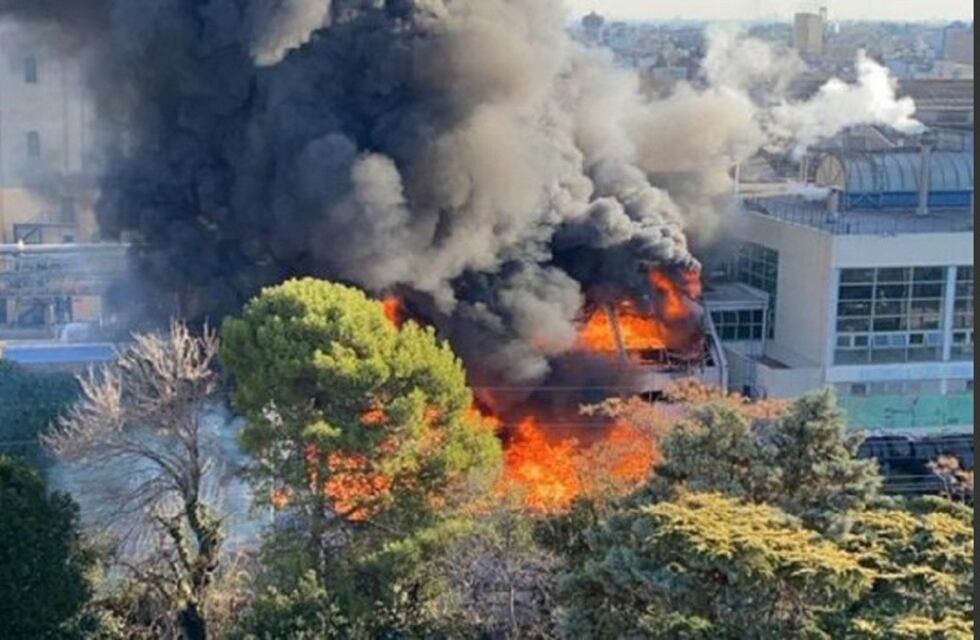 Impactante incendio al lado de la planta de cervecería Quilmes
