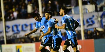 Leandro Fernández (al medio), afuera por cinco amarillas en Racing. Entraría Augusto Berrondo (Ramiro Pereyra / La Voz)