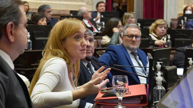 Anabel Fernández Sagasti al momento de advertir sobre el cambio de bancas (Foto: Comunicación Senado)