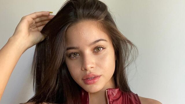 Emilia Mernes estuvo en una fiesta en Brasil y bailó muy cerca del futbolista.