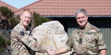 El Brigadier Nick Sawyer entregó el cargo al Comodoro Jonathan Lett y sellan el traspaso de mando con un apretón de manos.