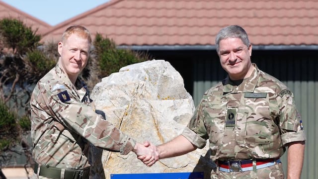 El Brigadier Nick Sawyer entregó el cargo al Comodoro Jonathan Lett y sellan el traspaso de mando con un apretón de manos.
