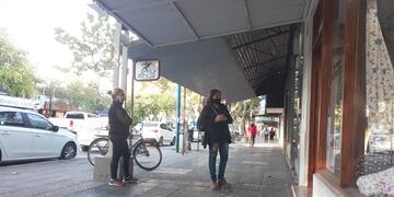 En pleno horario comercial, casi nadie circula por el centro de Alvear debido al temor que generó la cepa Manaos.