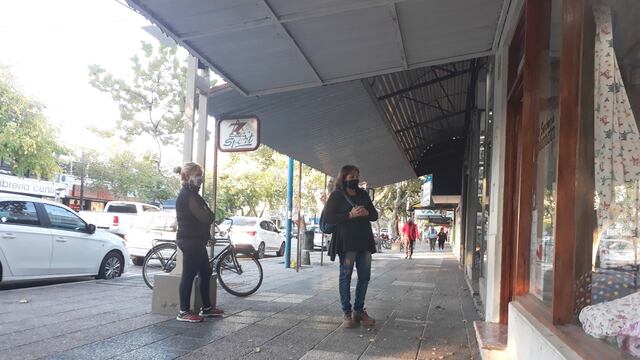 En pleno horario comercial, casi nadie circula por el centro de Alvear debido al temor que generó la cepa Manaos.