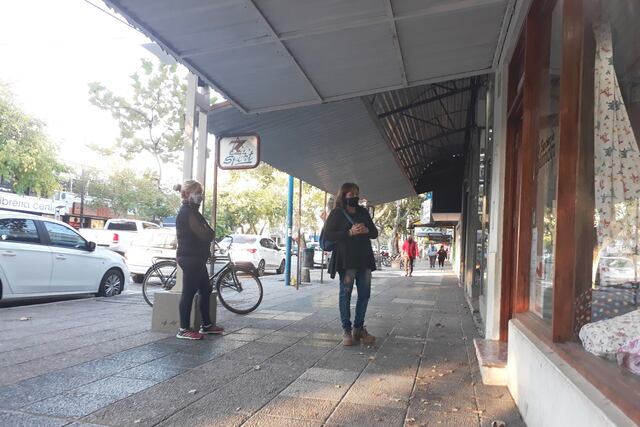 En pleno horario comercial, casi nadie circula por el centro de Alvear debido al temor que generó la cepa Manaos.