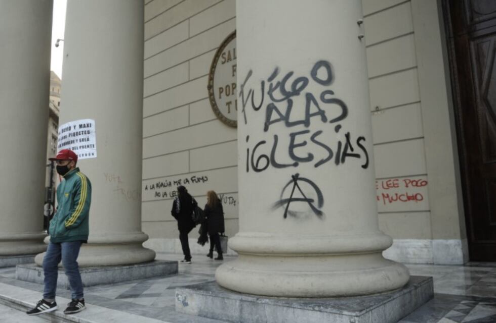 Pintadas en la Catedral: una organización católica realizará una denuncia penal