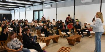 Reunión con los 136 becarios en Rafaela