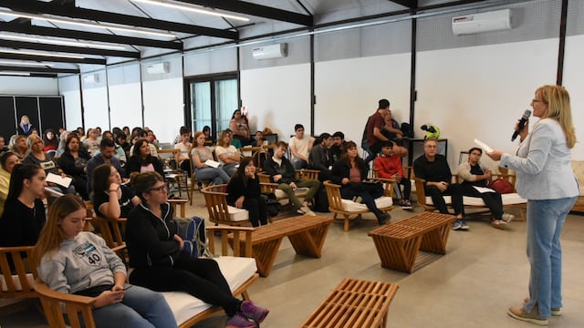 Reunión con los 136 becarios en Rafaela