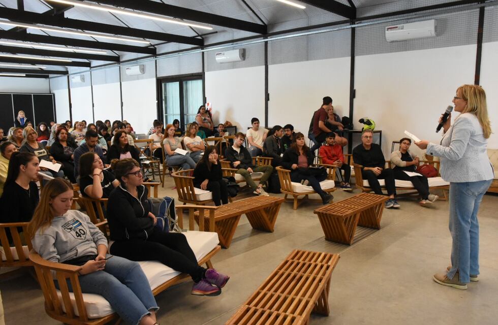 El municipio entregó becas universitarias, terciarias y agrotécnicas a 136 estudiantes