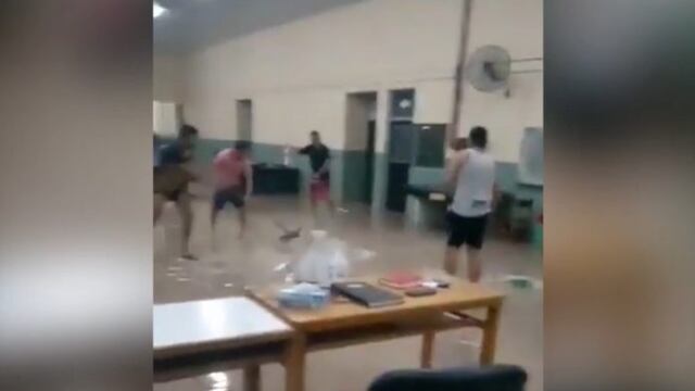 Las imágenes de la inundación de un centro de aislamiento en Formosa donde los pacientes tuvieron que limpiar el lugar