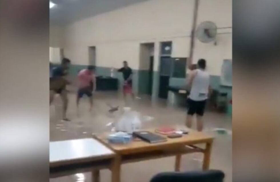 Las imágenes de la inundación de un centro de aislamiento en Formosa donde los pacientes tuvieron que limpiar el lugar