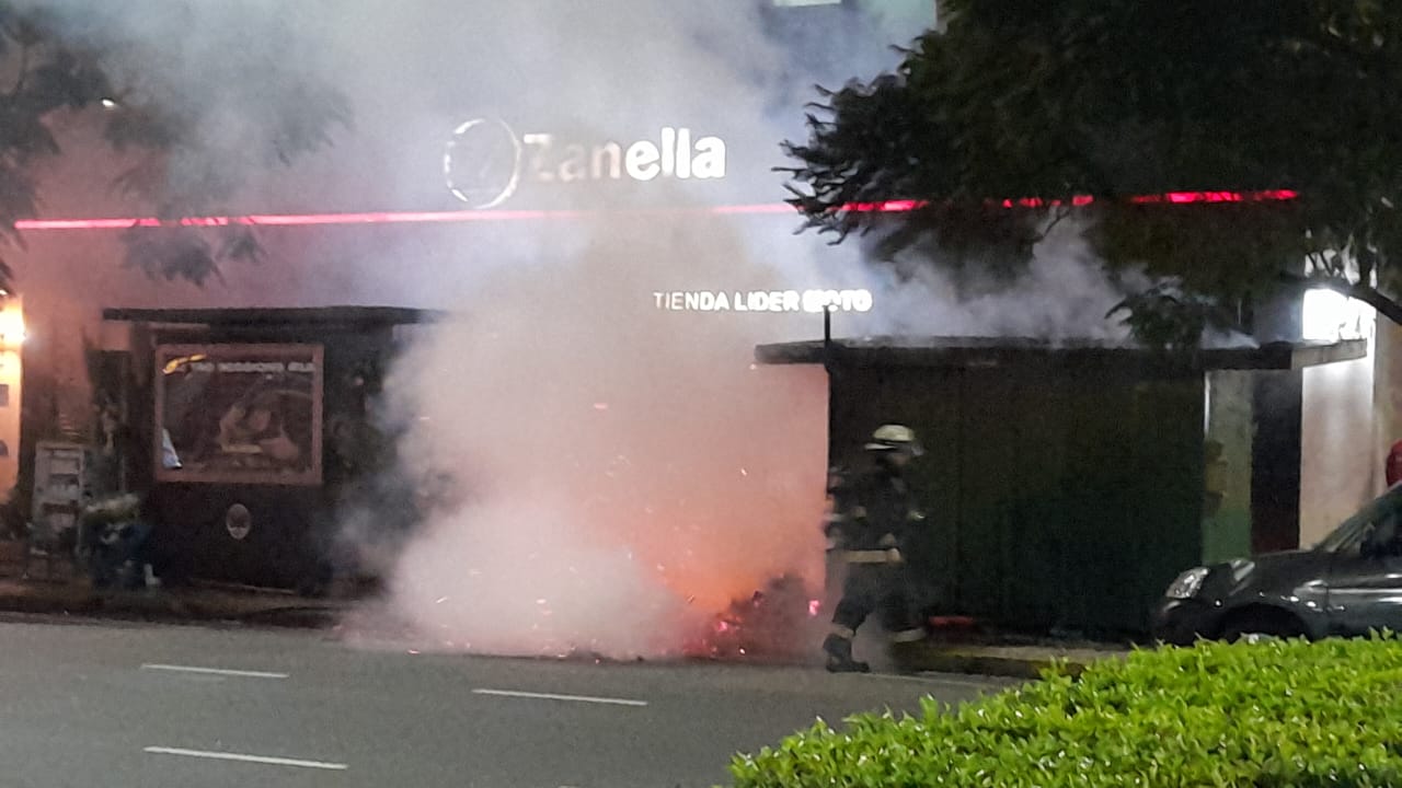 Las llamas y el humo en pleno Microcentro porteño.