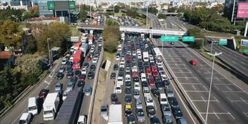 Los conductores aseguran que la espera llega a una hora.