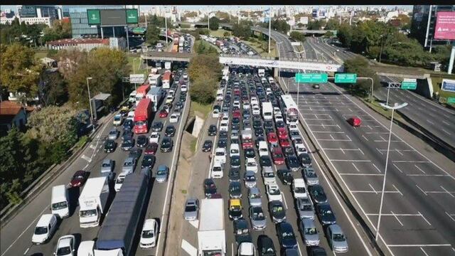 Los conductores aseguran que la espera llega a una hora.