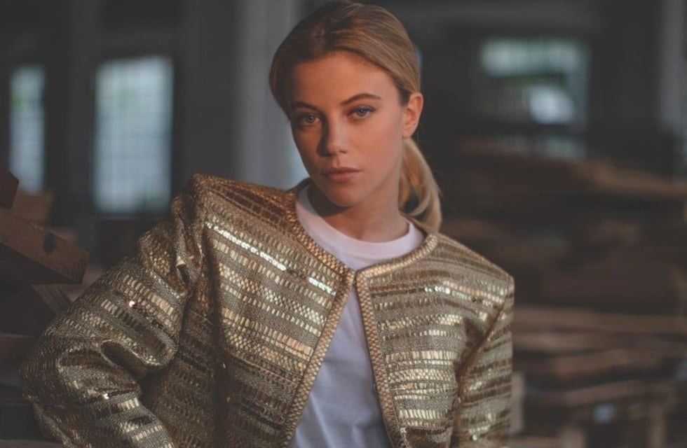 Justina Bustos lució un vestido con transparencias en un programa de España y mostró de más