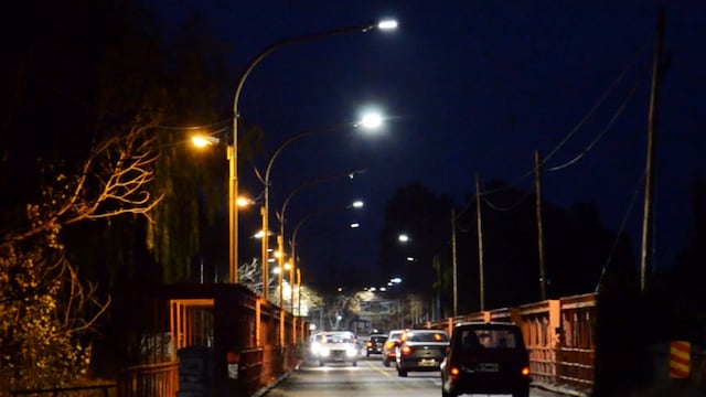 Iluminado. Así lucen los puentes sobre la avenida Balloffet.
