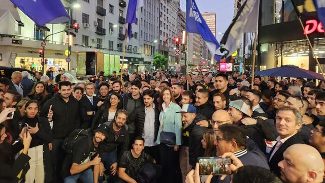 Ramiro Marra y Victoria Villarruel recorriendo la ciudad.