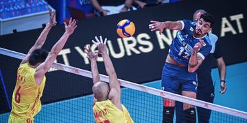 El sanjuanino Bruno Lima remata ante el bloqueo chino. Argentina derrotó a China en la VNL.