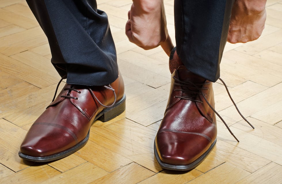 ¿Le erraste al talle? El trucazo para estirar los zapatos con un objeto que seguro tenés en casa