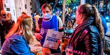 Campaña de concientización en Rosario para que los jóvenes se vacunen contra el coronavirus