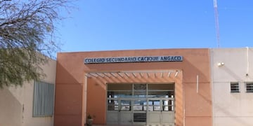 El accidente ocurrió en el interior del Colegio Secundario Cacique Angaco