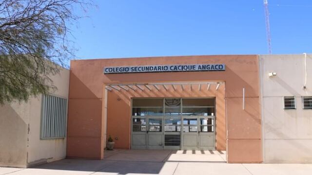 El accidente ocurrió en el interior del Colegio Secundario Cacique Angaco