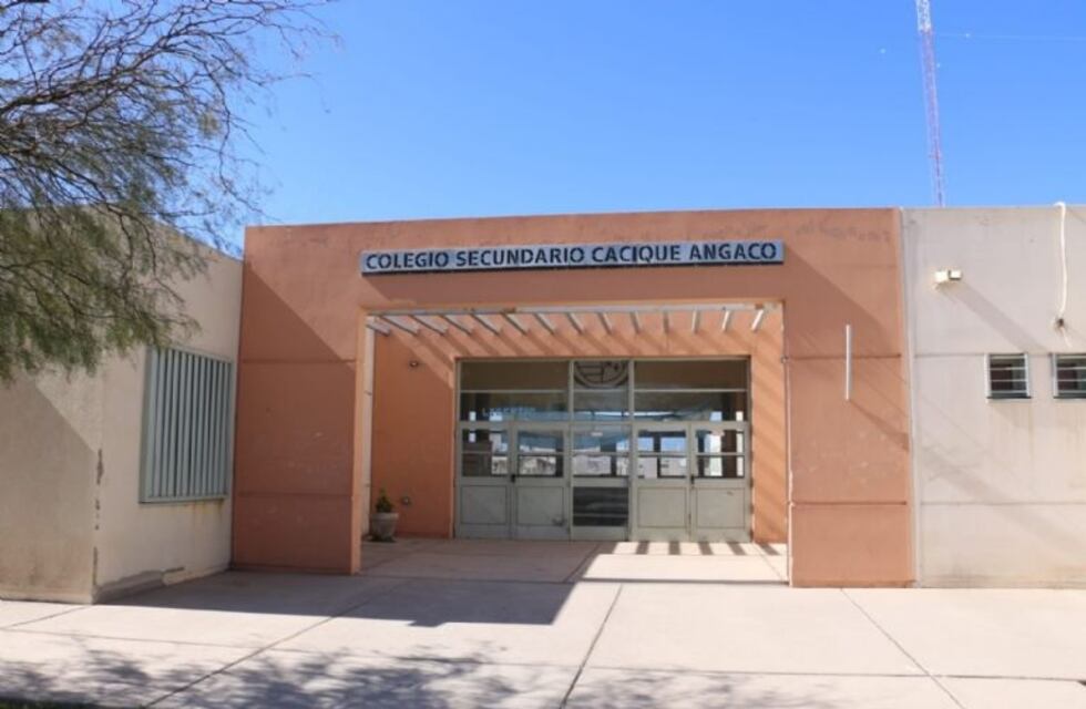 Dos alumnos de secundaria internados producto de una explosión en el laboratorio de una escuela de Angaco