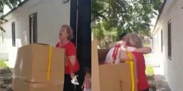 El joven se escondió en una caja para sorprender a su mamá.