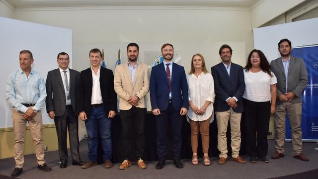 Azcué logró reducir en un 45% los cargos políticos.