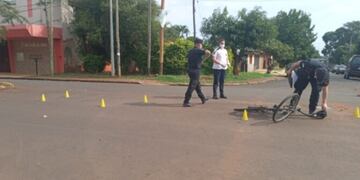 Chocó a un ciclista y se dio a la fuga.