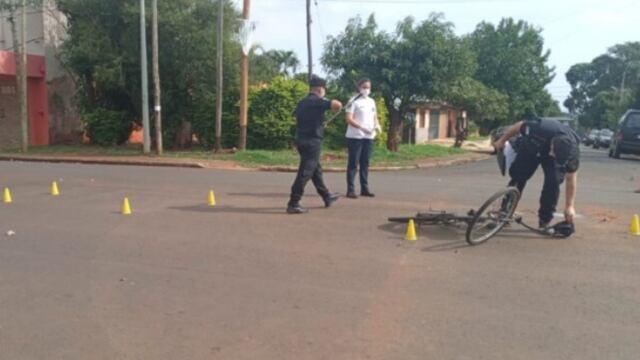 Chocó a un ciclista y se dio a la fuga.