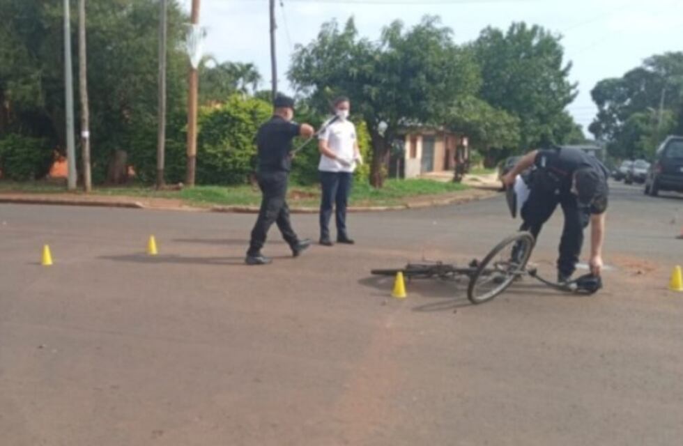 Chocó a un ciclista y se dio a la fuga