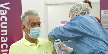 El gobernador puntano recibió la segunda dosis de la inmunización contra el coronavirus.