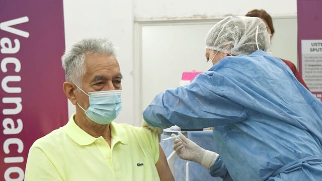 El gobernador puntano recibió la segunda dosis de la inmunización contra el coronavirus.