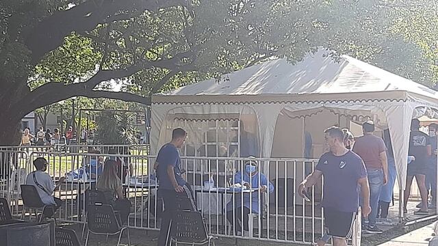 Largas colas para hisoparse en Rafaela