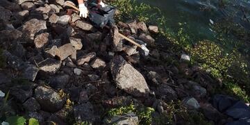 Limpieza de costas en el Lago San Roque