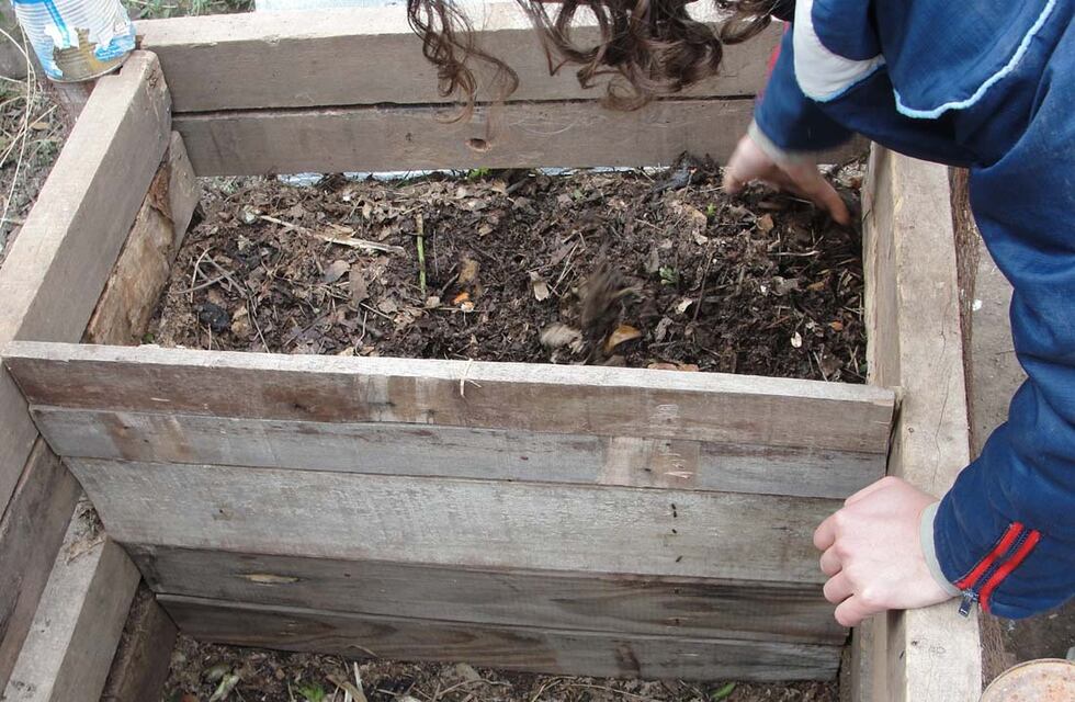 En Villa Giardino canjean papel y carton por compost