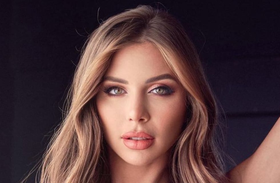 Romina Malaspina lució un tremendo look “total black” urbano y disfrutó de la noche de sábado